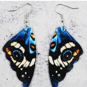 NWT Beautifully Detailed and Colorful Butterfly Wings Pierced Dangle Earrings!